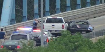 Ushtaraku shpëton dhjetëra persona: Neutralizon atentatorin me një veprim si në filma