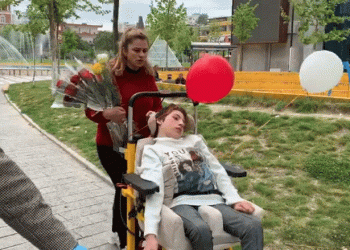 Historia e trishtë që vjen nga Fieri! Nëna nxjerr shëtitje vajzën e saj të sëmurë, mesazhi i fortë përmes trëndafilave: Rrini në shtëpi për veten dhe Ertën (Video)