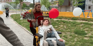 Historia e trishtë që vjen nga Fieri! Nëna nxjerr shëtitje vajzën e saj të sëmurë, mesazhi i fortë përmes trëndafilave: Rrini në shtëpi për veten dhe Ertën (Video)