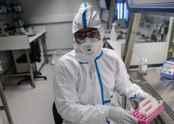 Rrëfimi i pazakontë i njeriut që injektoi i pari në trup vaksinën kundër COVID-19