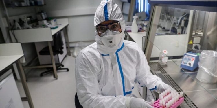 Rrëfimi i pazakontë i njeriut që injektoi i pari në trup vaksinën kundër COVID-19