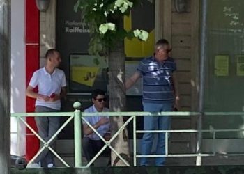 Basha dërgon të “besuarit” te protesta para Ministrisë së Arsimit: Ofrojmë mbështetje me FRPD dhe Aleancën për Teatrin nëse na pranoni