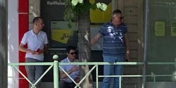 Basha dërgon të “besuarit” te protesta para Ministrisë së Arsimit: Ofrojmë mbështetje me FRPD dhe Aleancën për Teatrin nëse na pranoni
