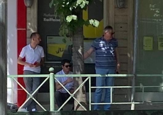 Basha dërgon të “besuarit” te protesta para Ministrisë së Arsimit: Ofrojmë mbështetje me FRPD dhe Aleancën për Teatrin nëse na pranoni