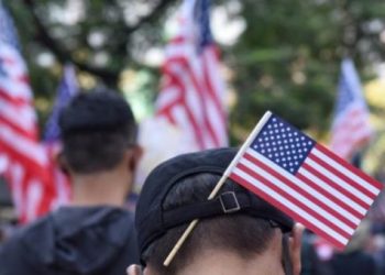 Në SHBA koronavirusi po infekton më së shumti të rinjtë