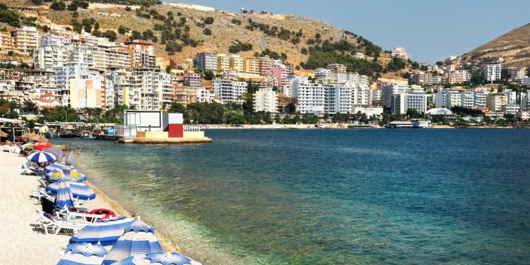 VIDEO/ Plazhet publike, Klosi: Po ja rikthejmë banorëve të Sarandës plazhin e qytetit