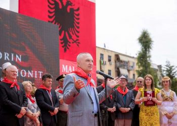 Meta “monarko-komunist” habit me veprimet e tij: Përfaqësues i uniteti bëhet nostalgjik për kthimin e familjes Zogu në Shqipëri, duke mos e kuptuar se Mbreti nuk është popull (Video)