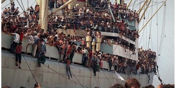 Autori i njohur italian Massimo Cirri: Ku u “fshehën” 480 mijë shqiptarët e Italisë që erdhën në vitet ’90