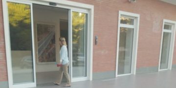 Çfarë i ka ndodhur kryetares së LSI?! Monika shkon çalë-çalë tek zyra e Bashës: Ja momenti ku nuk fsheh as krahun e fashuar