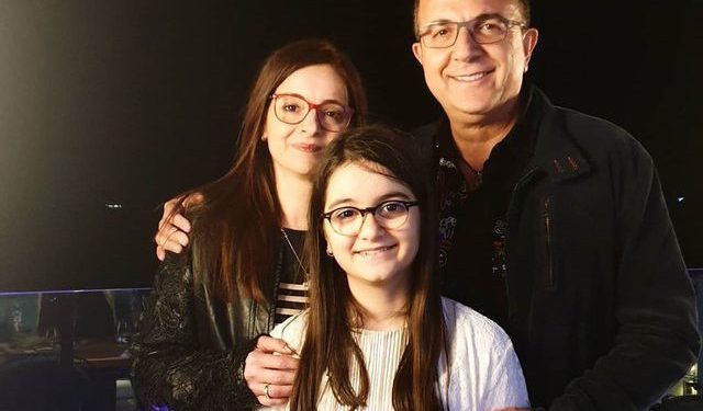 S’do ta besoni sesa vjeç mbush sot moderatori  Ardit Gjebrea! Anna i bën surprizën që nuk e priste