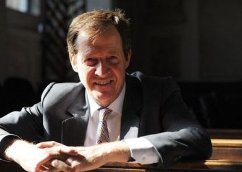 Këshilltari i Tony Blair kritikon kryeministrin Boris Johnson:  “Për CV-në që ka, nuk do gjente dot punë as si pastrues në floktoren e shqiptarit në Londër”! Ju tregoj si e mposhti COVID-19 Shqipëria