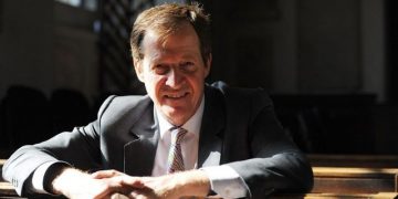 Këshilltari i Tony Blair kritikon kryeministrin Boris Johnson:  “Për CV-në që ka, nuk do gjente dot punë as si pastrues në floktoren e shqiptarit në Londër”! Ju tregoj si e mposhti COVID-19 Shqipëria