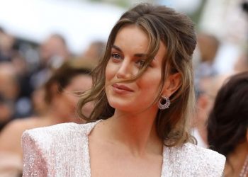 Pas ndarjes nga boksieri, modelja e njohur shqiptare “kapet mat” me miqtë e Sylvester Stallonen (Foto)