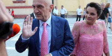 Pasuria e  Metës dhe Kryemadhit: U martuan me bukë e djathë! Pa punuar asgjëkundi vetëm politik, para cash dhe pronarë në 13 apartamente