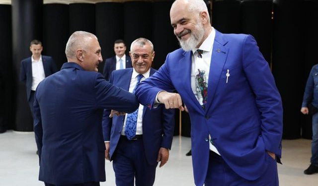 Nisin përçarjet, PD e Tiranës tallet me Ilir Metën: Shpërndau Parlamentin dhe solli Pranverën Kuqezi