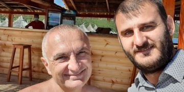 President apo gaztorë?! Zhvishet Meta, bëhet gati për plazh, qytetarët e shfryjnë mllefin: Paske ikur për lesh o Like! Mos rri lakuriq se… (Foto)