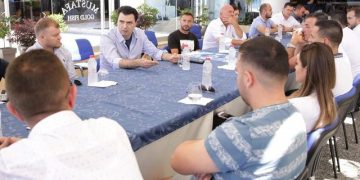 PD zero njohuri për hapësirat dhe heqjen e detyrimeve për operatorët turistik! Luli Basha ffleyt “kodra pas bregu”: Sajon program pa progam për turizmin në Vlorën e Ramës