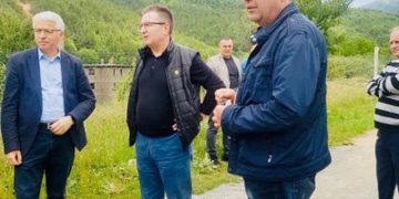 Sot rivalë politik, por dikur shokë fëmijërie! Festa e ‘Shna Ndout’ bën bashkë Sandër Lleshajn dhe Luan Ramën