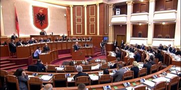 U dëmtuan nga tërmeti i 26 nëntorit: Qeveria miraton fondin prej 500 milionë lekësh për riparimin e ndërtesave në Kavajë dhe Kamëz