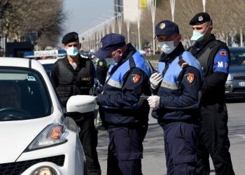 Bie kurba e të infektuarve me koronavirus: Policia ndëshkime për grumbullimet e paligjshme të studentëve dhe shoqatave të transportit