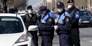 Bie kurba e të infektuarve me koronavirus: Policia ndëshkime për grumbullimet e paligjshme të studentëve dhe shoqatave të transportit