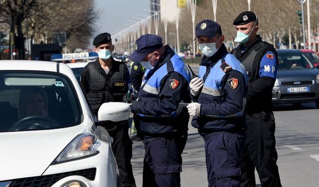 Bie kurba e të infektuarve me koronavirus: Policia ndëshkime për grumbullimet e paligjshme të studentëve dhe shoqatave të transportit