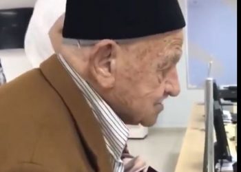 Pamjet që po thyejnë rrjetin! I’u mohua shtetësia shqiptare, i moshuari merr pasaportën si dhuratë për 100 vjetor dhe rrëqeth me veprimin e tij