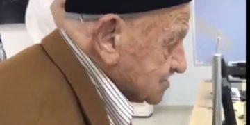 Pamjet që po thyejnë rrjetin! I’u mohua shtetësia shqiptare, i moshuari merr pasaportën si dhuratë për 100 vjetor dhe rrëqeth me veprimin e tij