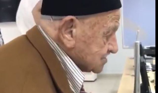 Pamjet që po thyejnë rrjetin! I’u mohua shtetësia shqiptare, i moshuari merr pasaportën si dhuratë për 100 vjetor dhe rrëqeth me veprimin e tij