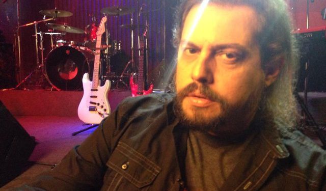 “Ta hëngsha…”!  Kënga mediokre rep që mori 4.6 milionë shikime, vetëm në tri ditët e para, skandalizon Elton Dedën, shpërthen keq këngëtari: Vulgare! Është e frikshme keqkatandisja e muzikës shqiptare.