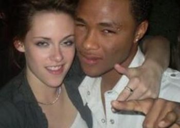 U gjetën të shtrirë dhe lakuriq në shtratin e tyre: Zbulohet se nga se e humbi jetën aktorit i njohur dhe e dashura e tij