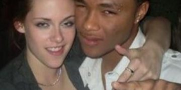 U gjetën të shtrirë dhe lakuriq në shtratin e tyre: Zbulohet se nga se e humbi jetën aktorit i njohur dhe e dashura e tij