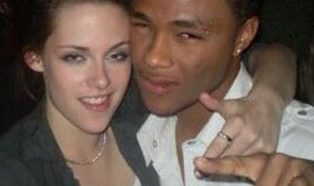 U gjetën të shtrirë dhe lakuriq në shtratin e tyre: Zbulohet se nga se e humbi jetën aktorit i njohur dhe e dashura e tij