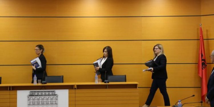 Vetingu ndez motorët: Ja kush janë 4 gjyqtarët që u “fillon” gjyqi në seancë dëgjimore