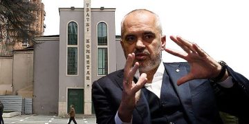 “Karakatina e shembur pak kohë më parë në kryeqytet”! Rama nxjerr pamjet, tjetër mesazh të fortë pas prishjes së Teatrit