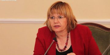 “Turp, dështuam”! Nuk përmbahet Vasilika Hysi: Bëjmë diçka ose lëmë mandatet!