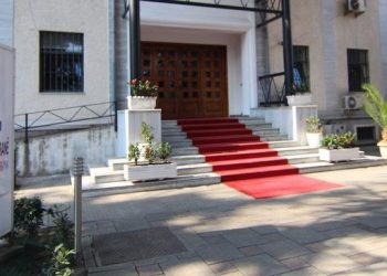 Kuvendi kërkon përjashtimin e Fatmira Hajdarit nga trupa gjykuese për shkak të miqësisë me Berishën: Sot gjykata vendos për aferën e CEZ,