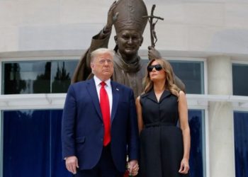 “Qesh moj”! Fjala e presidentit amerikan që i drejtohet zonjës së parë bëri xhiron e botës: Reagimi i Melania Trump ishte përgjigjja më e mirë
