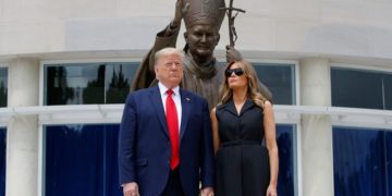 “Qesh moj”! Fjala e presidentit amerikan që i drejtohet zonjës së parë bëri xhiron e botës: Reagimi i Melania Trump ishte përgjigjja më e mirë