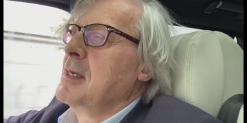 Reagon Vittorio Sgarbi pas momentit të rrezikut: Asgjë nuk ndodhi, dola më i fortë se më parë…një pagëzim shqiptar (Video)