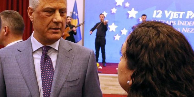 Presidenti Thaçi bën deklaratën e fortë, hedh akuza të rënda ndaj kryetares së Kuvendit të Kosovës