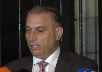 Perlat nuk kanë fund! Deputeti shkrin së qeshuri gazetarët: Njoh shqipen e Gjon Buzukut!