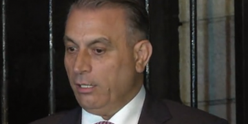 Perlat nuk kanë fund! Deputeti shkrin së qeshuri gazetarët: Njoh shqipen e Gjon Buzukut!