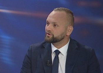 Deputeti shpërthen ndaj tre ambasadorve dhe bënë paralajmërimin e fortë: Ajo letër bakalli që po e quajnë marrveshje nuk ka asnjë vlerë! Ne do e bllokojmë