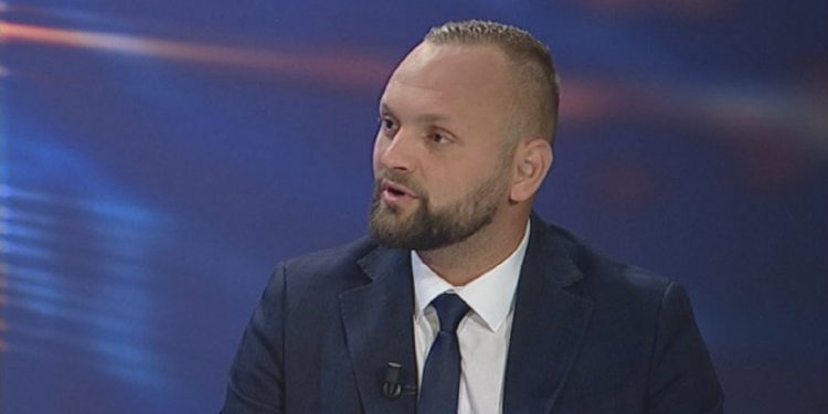 Deputeti shpërthen ndaj tre ambasadorve dhe bënë paralajmërimin e fortë: Ajo letër bakalli që po e quajnë marrveshje nuk ka asnjë vlerë! Ne do e bllokojmë