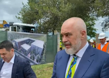 Kryeministri Rama “zbret në terren” dhe publikon videon: Seria e kantiereve të rindërtimit nga themelet hapet me këtë objekt