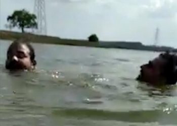 Pa tmerrin me sy! Burri u tërhoq nën ujë nga krokodili: Ideja e gjeniale e shokut e shpëtoi nga gllabërimi i grabitqarit (Video)