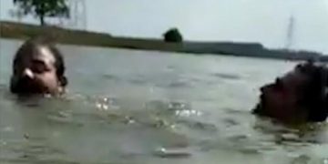 Pa tmerrin me sy! Burri u tërhoq nën ujë nga krokodili: Ideja e gjeniale e shokut e shpëtoi nga gllabërimi i grabitqarit (Video)