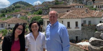 “Qytet i mrekullueshëm”! Ambasadorja Yuri Kim befasohet gjatë vizitës së saj në Berat: Ndan fotot magjepsëse dhe ka një mesazh