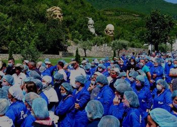 “Sulm i turpshëm”, numri 2 i PS ‘i përvishet’ keq PD dhe ia thotë troç: Rast i përsëritur i politikës së haraçit të sojit “Lucky” Luçiano!